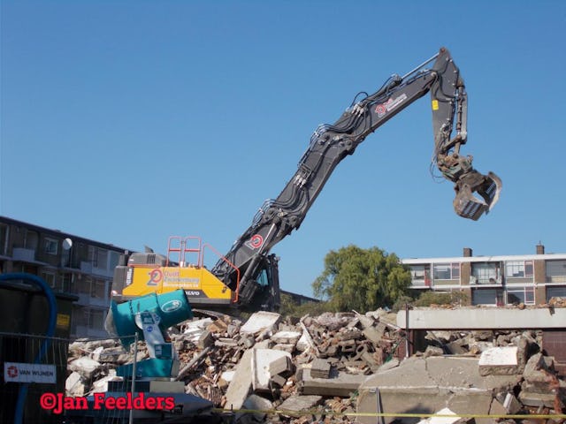 Volvo EC 480E HD van Oudt-Zwanenburg sloopt Parkwegflats Schiedam. Foto: Jan Feelders