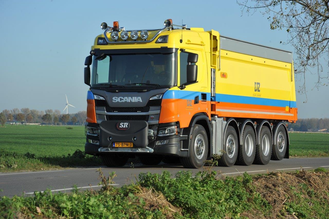 Compacte Scania 10x4 duurzame oplossing voor asfalttransport