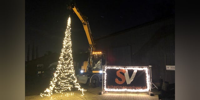 Liebherr A915 als houder van de kerstboom. Foto: Hubert Schartman