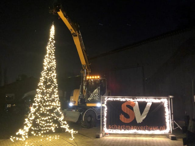 Liebherr A915 als houder van de kerstboom. Foto: Hubert Schartman