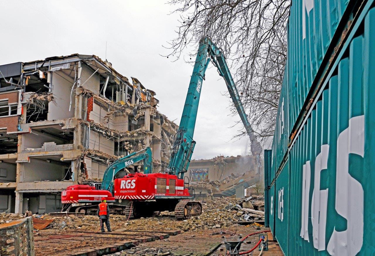 Teamwork: de Hitachi 690 UHD hapt de brokken uit het gebouw, waarna de 300 LC deze meteen afvoert.