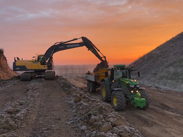 Klei laden met Volvo EC 220 D. Foto: Pascal Stokman
