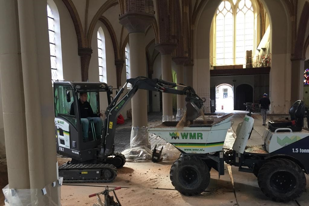 Kees Boersma van WMR aan het werk in een kerk in Deventer. De Limach E18 voelt zich hier prima op zijn gemak.