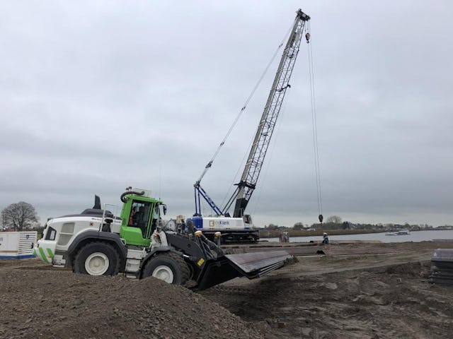 Volvo L120H van Marten en Van Oord een de Sennebogen 2200R van De Klerk op project Zelling. Foto: Sander Oostdijk