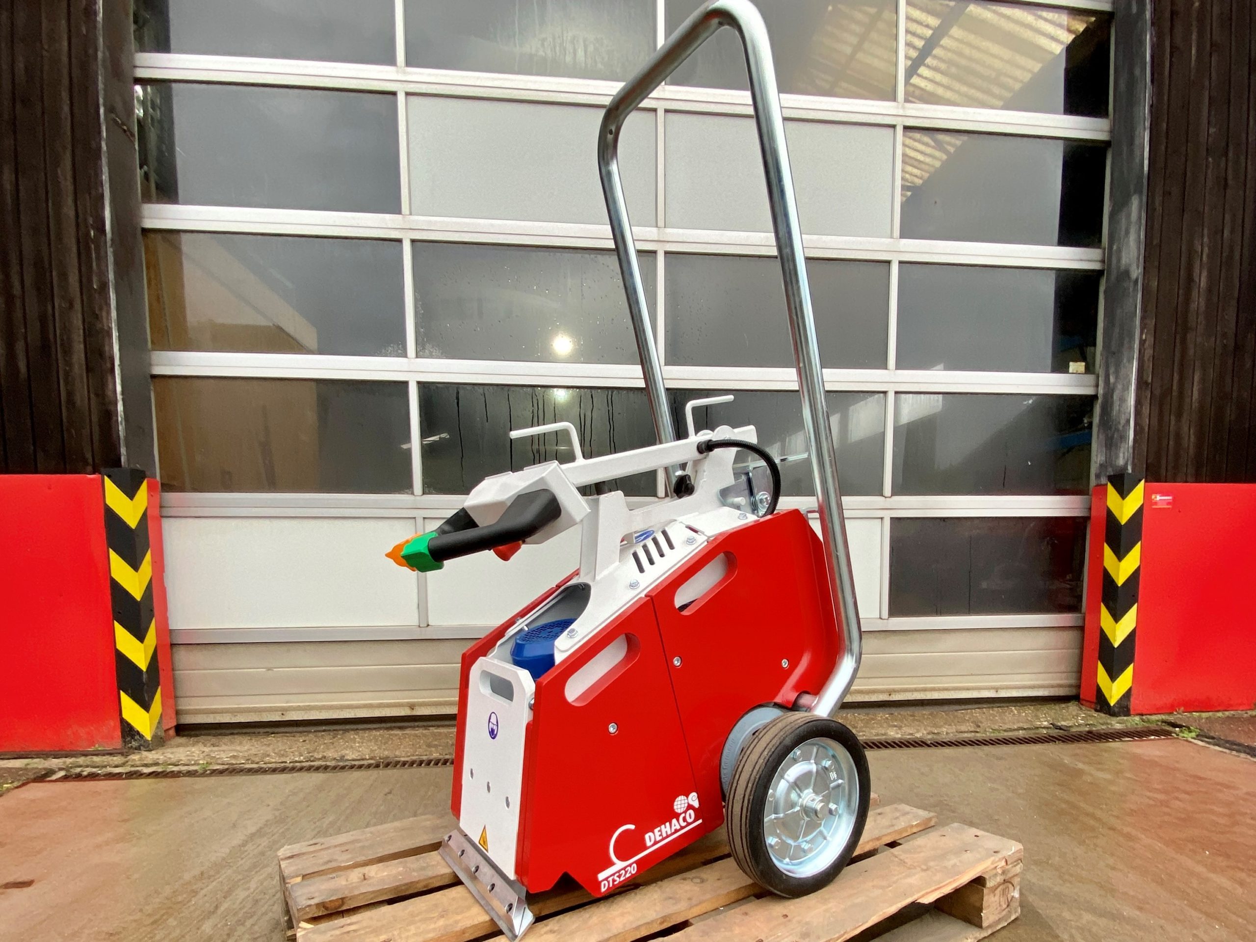 De Dehaco DTS220 tapijtstripper in de bedrijfskleuren van aannemingsbedrijf Zuidhoek.