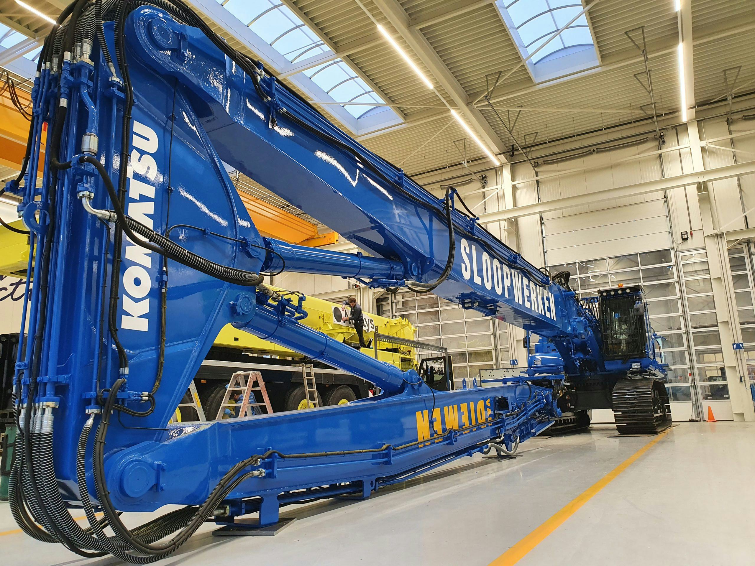 Bij GouweLeeuw in Emmeloord is de machine in de bedrijfskleuren van Van Diemen Sloopwerken en Containers gespoten. 