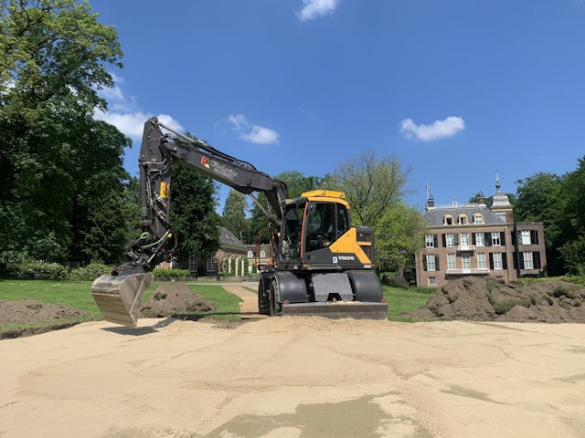 Onderbaan maken met een Volvo EWR150E. Foto: Harry Leuverink