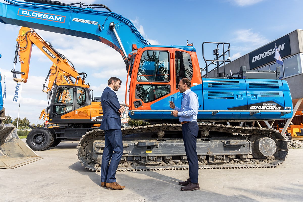 Staatssecretaris Steven van Weyenberg (link) luistert aandachtig naar de uitleg van Pieter Staadegaard van Staad.