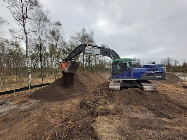 Het afgraven en zeven van munitie verdachte grond met een beveiligde machine. Twan Derksen wint met deze foto een gratis jaarabonnement op BouwMachines.