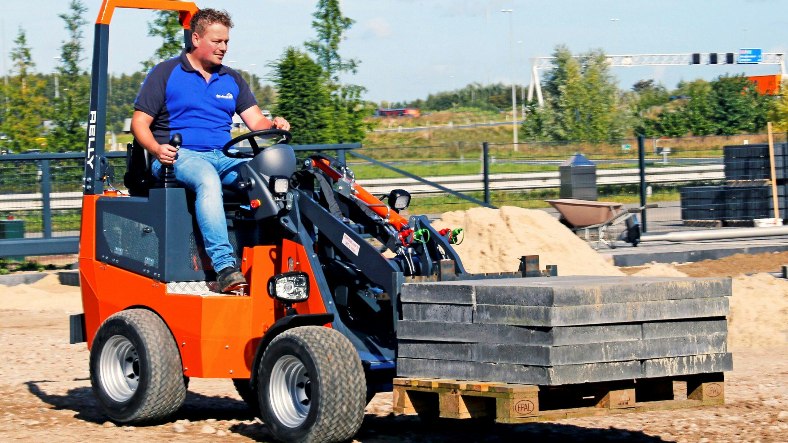 De Relly 100 is de lichtste van een volkomen nieuwe serie wielladers met een hefvermogen van 1.000, 1.300 en 1.800 kg. (Foto's: Gert te Lintelo)