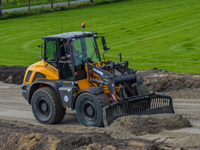 Machinist Berjan Kroes schuift een zandbaan met zijn Alhmann AZ150F. Jesse Kooiker wint met deze foto een jaarabonnement op BouwMachines.