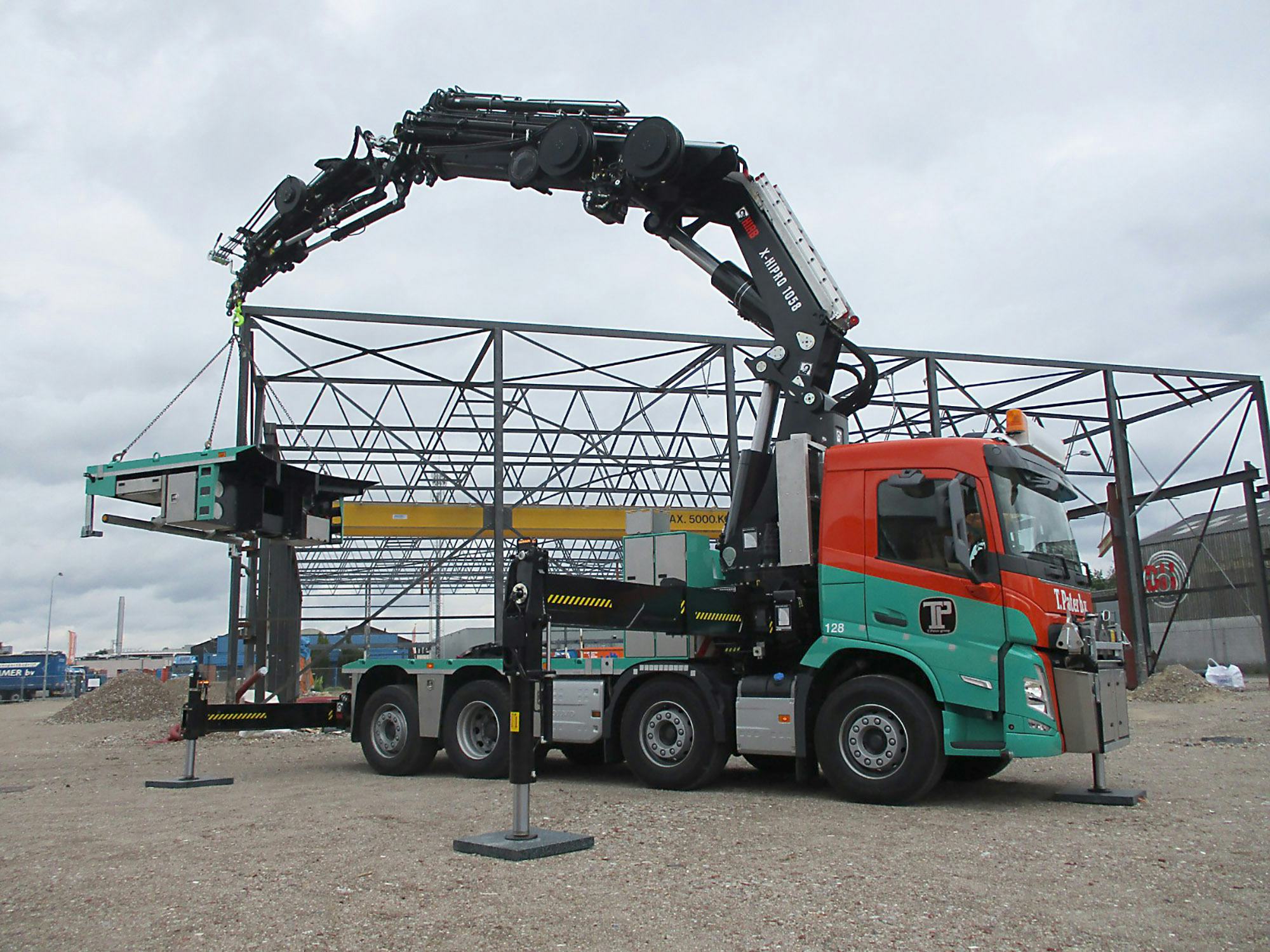 Kraanverhuur T. Pater zet de nieuwe Volvo FM voornamelijk in voor hijswerkzaamheden in de bouw.