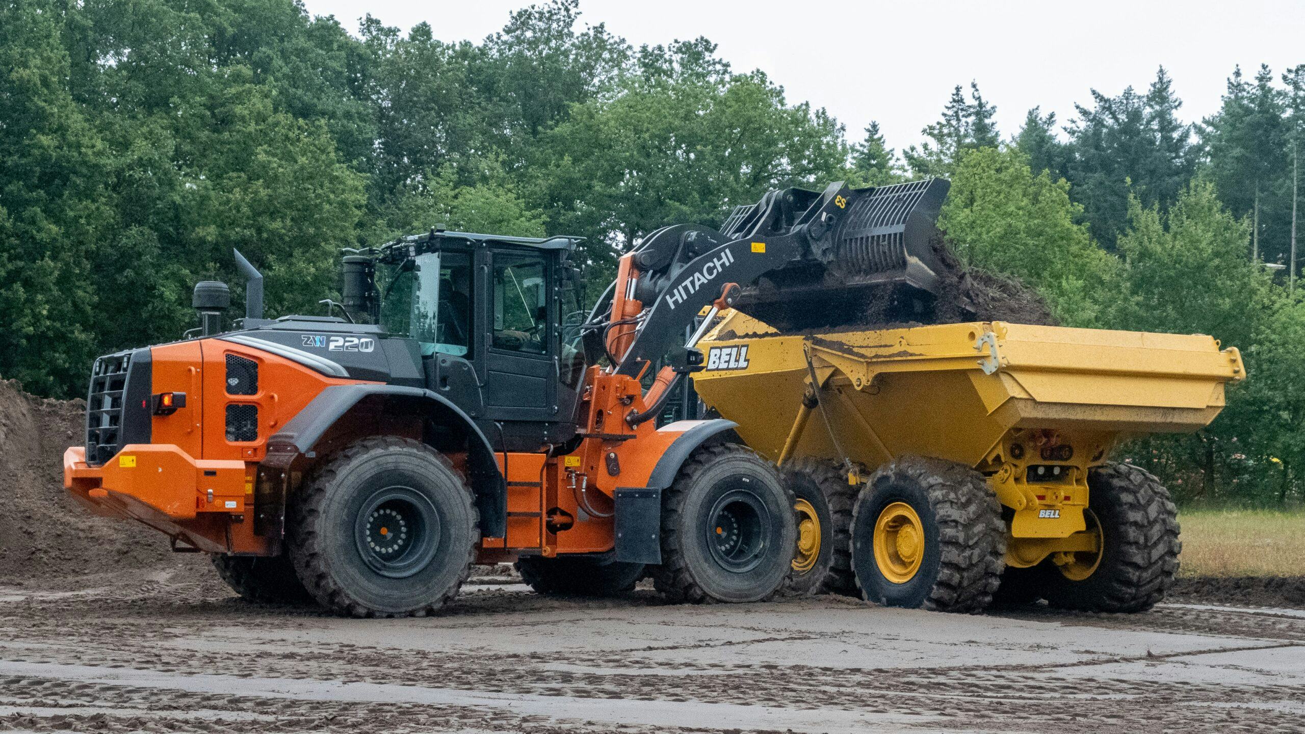 De Hitachi ZW220-7 en de Bell B30E vormen een fraai oranje-geel duo.