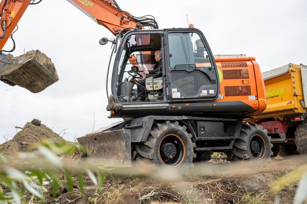 VIDEO | Rens de Jong en zijn Hitachi Zaxis 140W