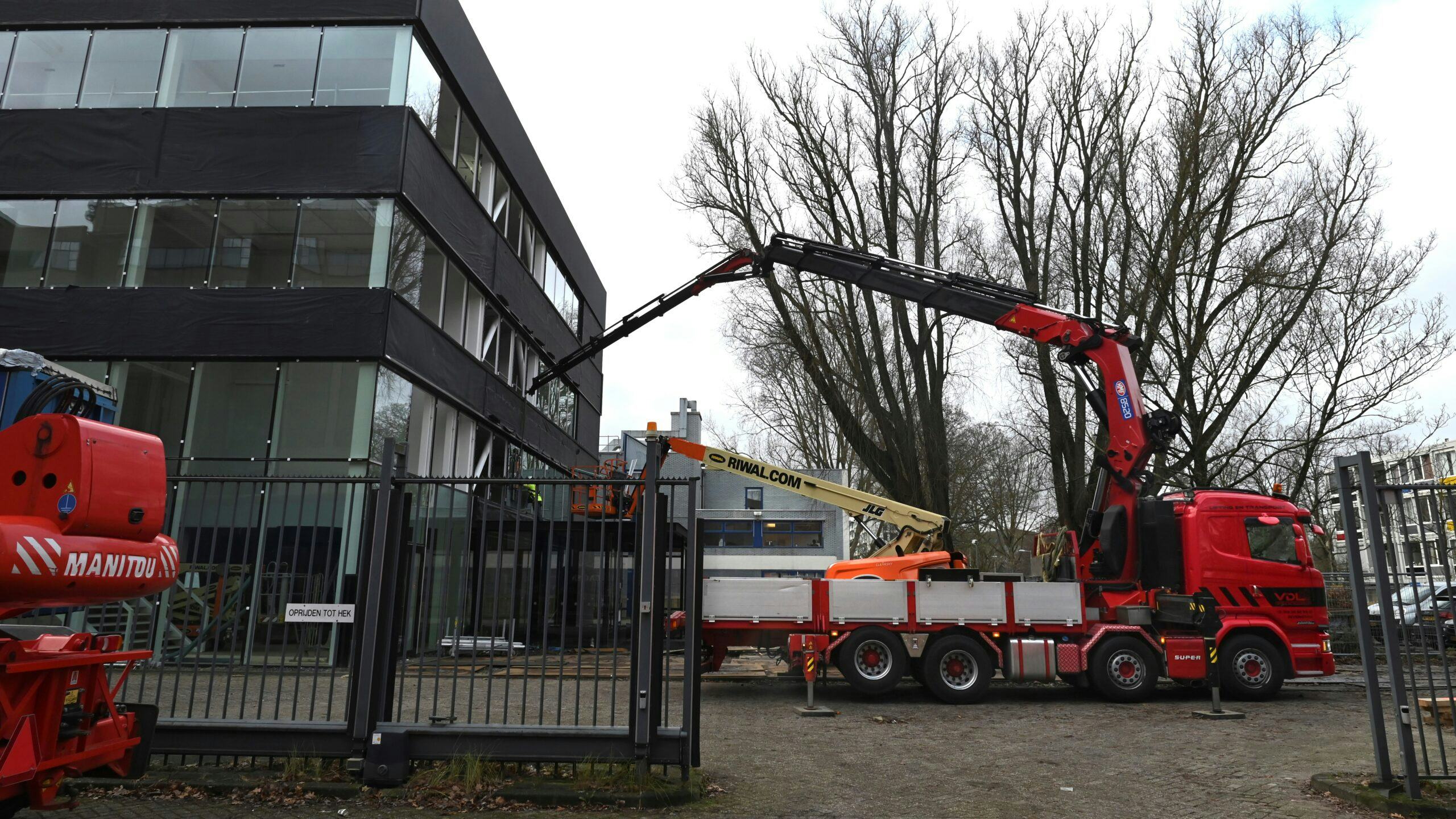 De demontage van de buitenschil is begonnen. (Foto's: Ries van Wendel de Joode)