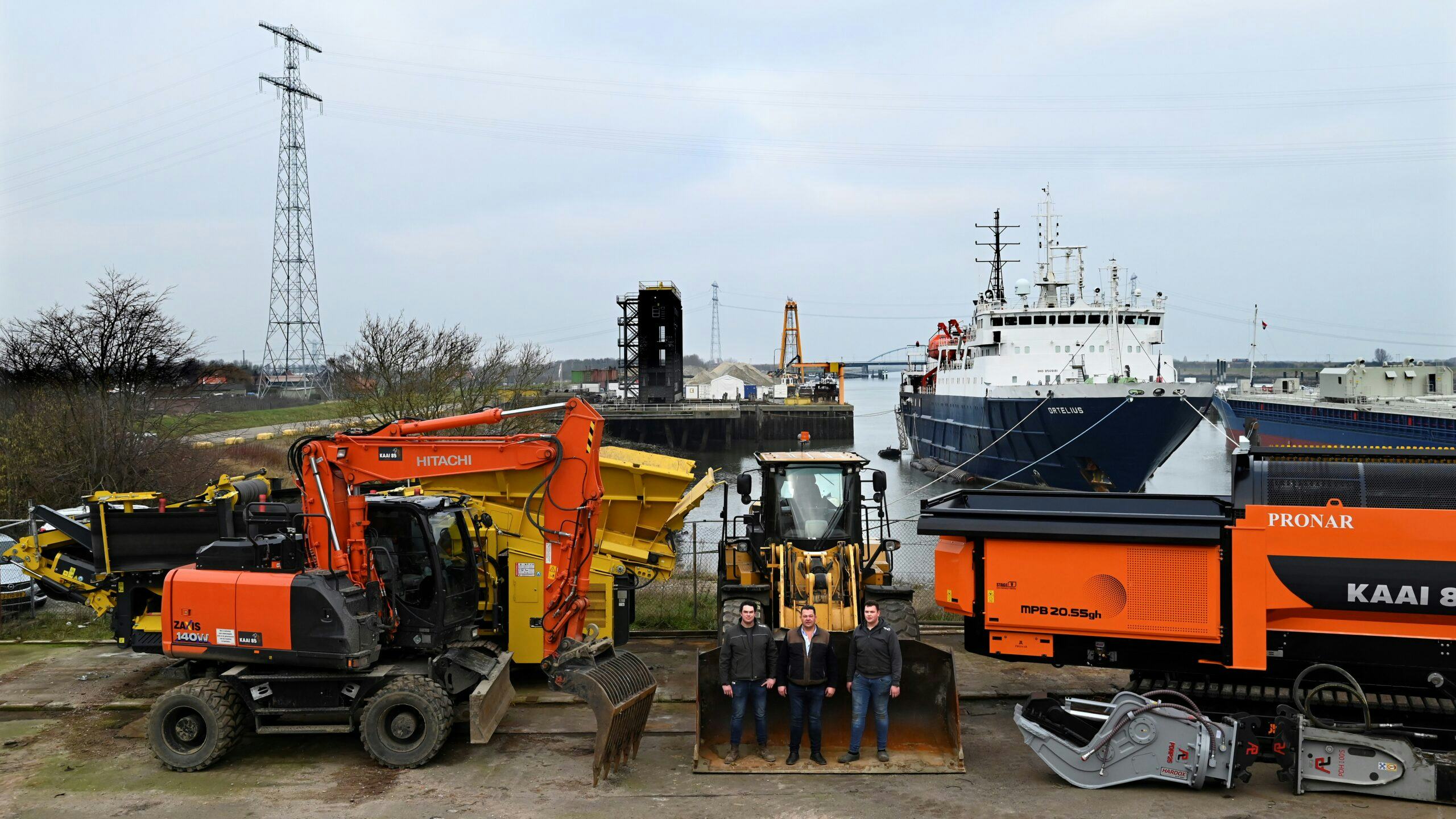 Lau Sinke en zijn zoons Pau (links) en Lenn (rechts) bestieren samen het Zeeuwse verhuurbedrijf Kaai85 Rental. (Foto's: Ries van Wendel de Joode)