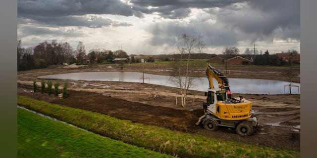 Liebherr 914 Compact realiseert grote landschapstuin. Foto: Jelte Jentink