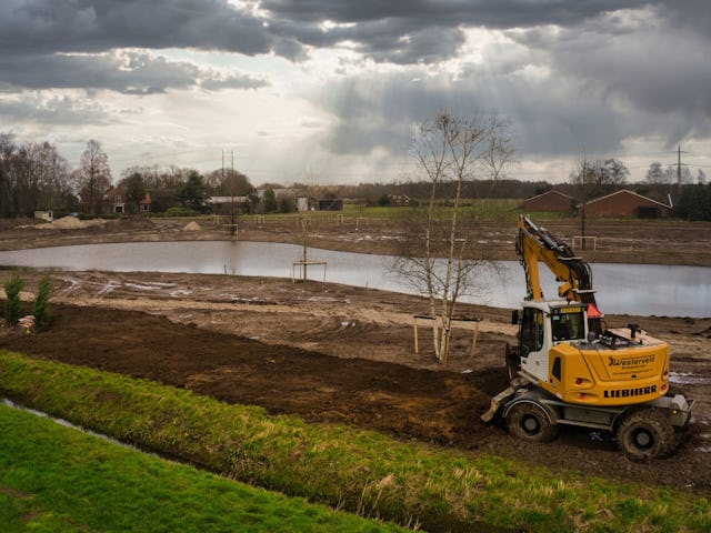 Liebherr 914 Compact realiseert grote landschapstuin. Foto: Jelte Jentink