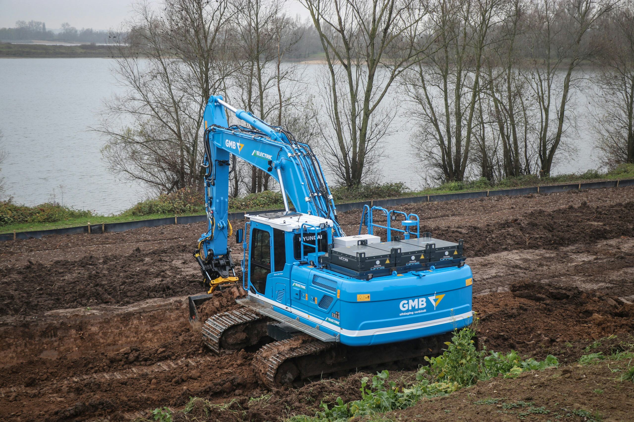 De Hyundai HX 260 Electric van GMB. GMB vormt samen met Heijmans aannemerscombinatie Waddenkwartier.