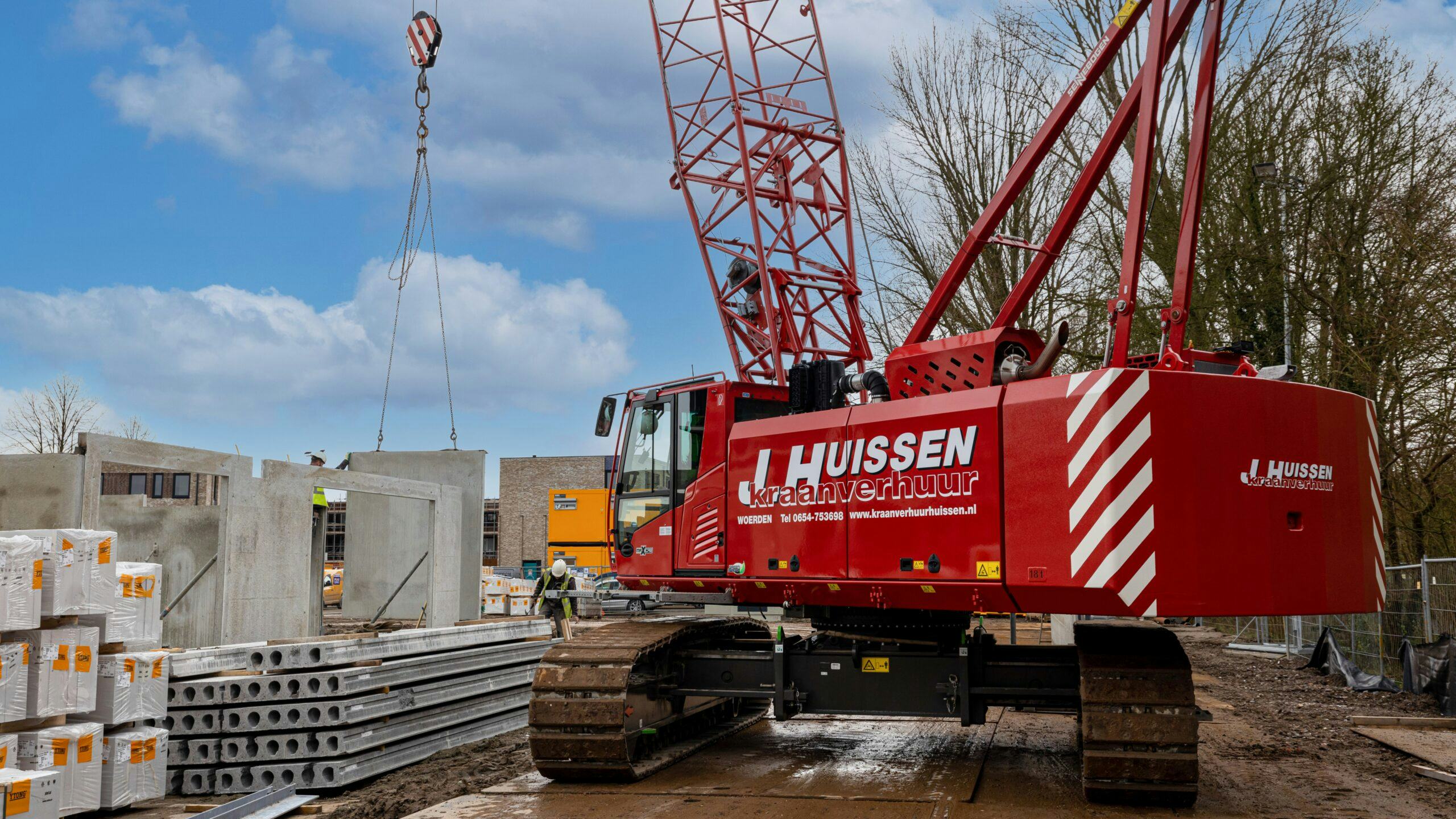 Prefab betonelementen hijsen met Sennebogen 1100 G