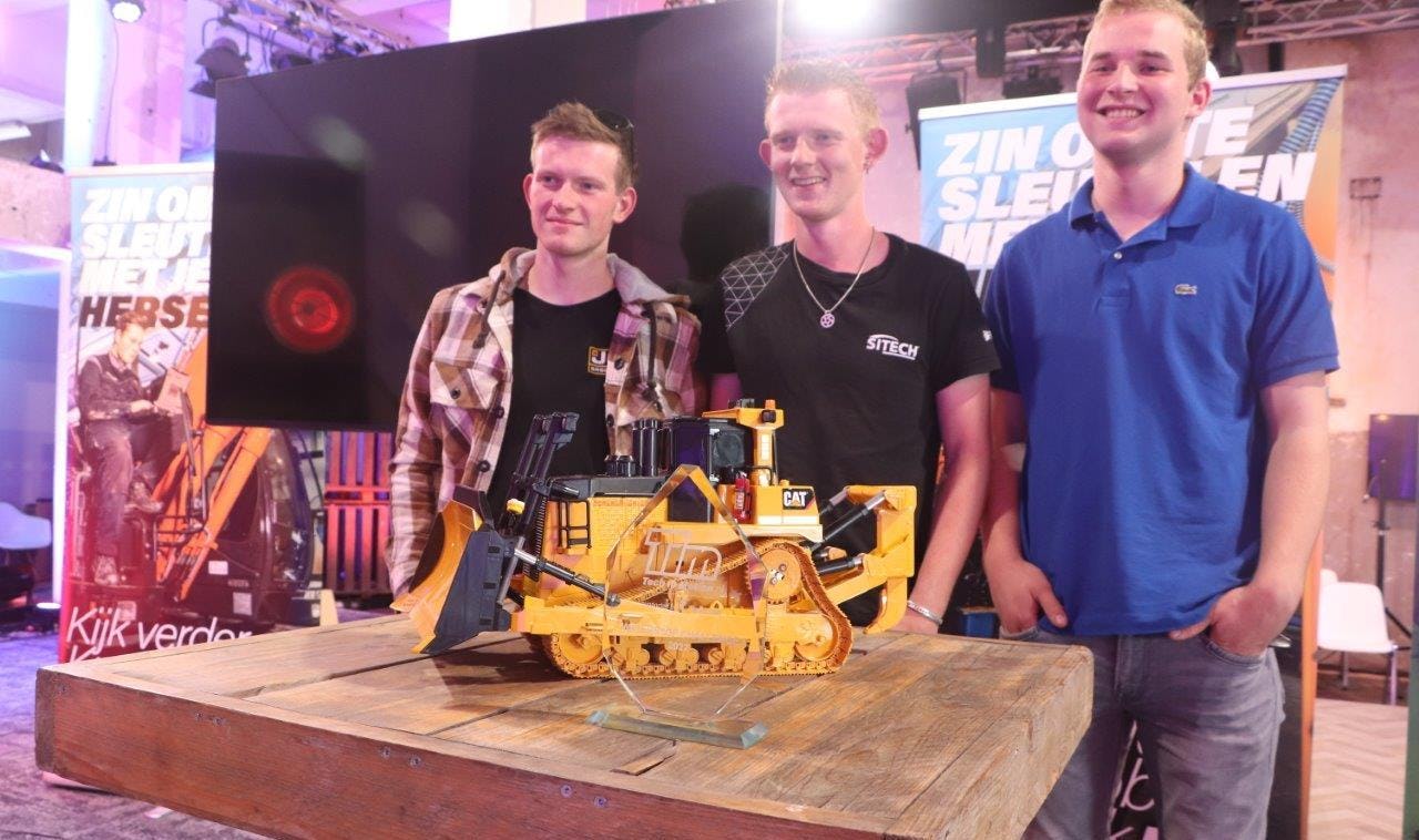 Het SOMA College bouwde een dozer van Caterpillar om naar waterstof.