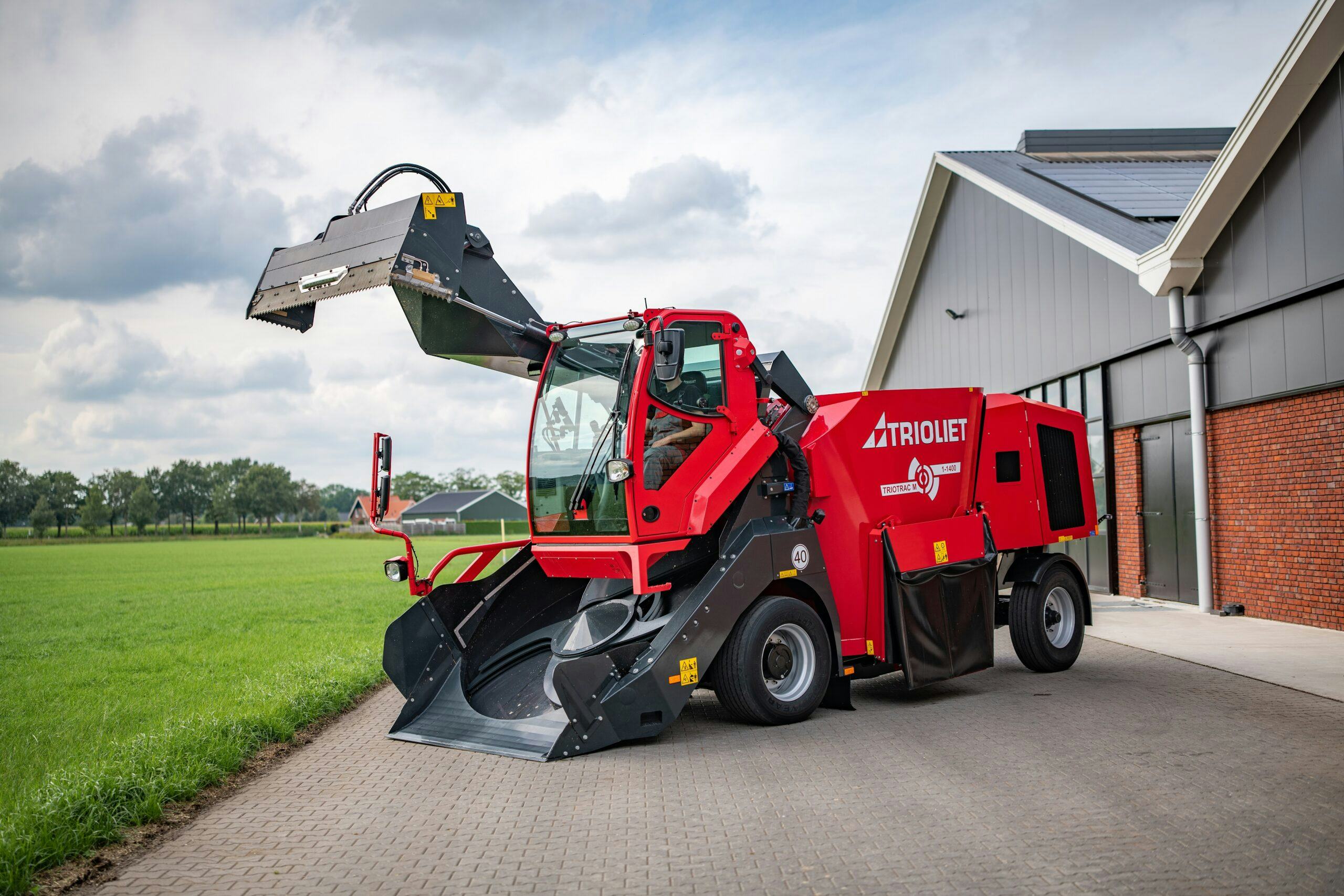 Veel componenten die worden gebruikt op zelfrijdende voermengwagens zijn ook aanwezig op bouwmaterieel. Denk aan motoren, hydraulische installaties en talloze
componenten.
