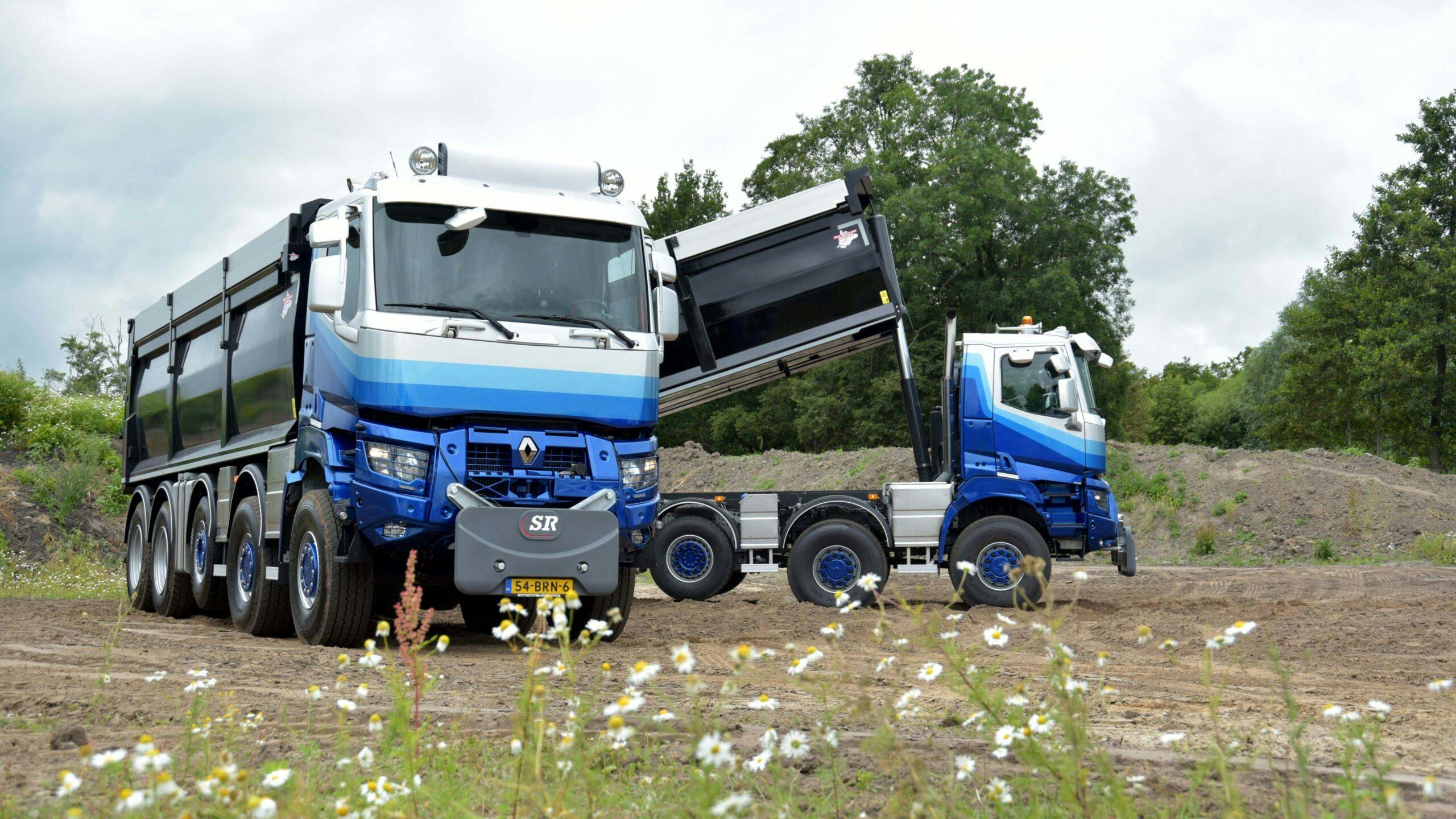 Twee Renault Trucks K480 10x8 kipper voor Jan Bakker