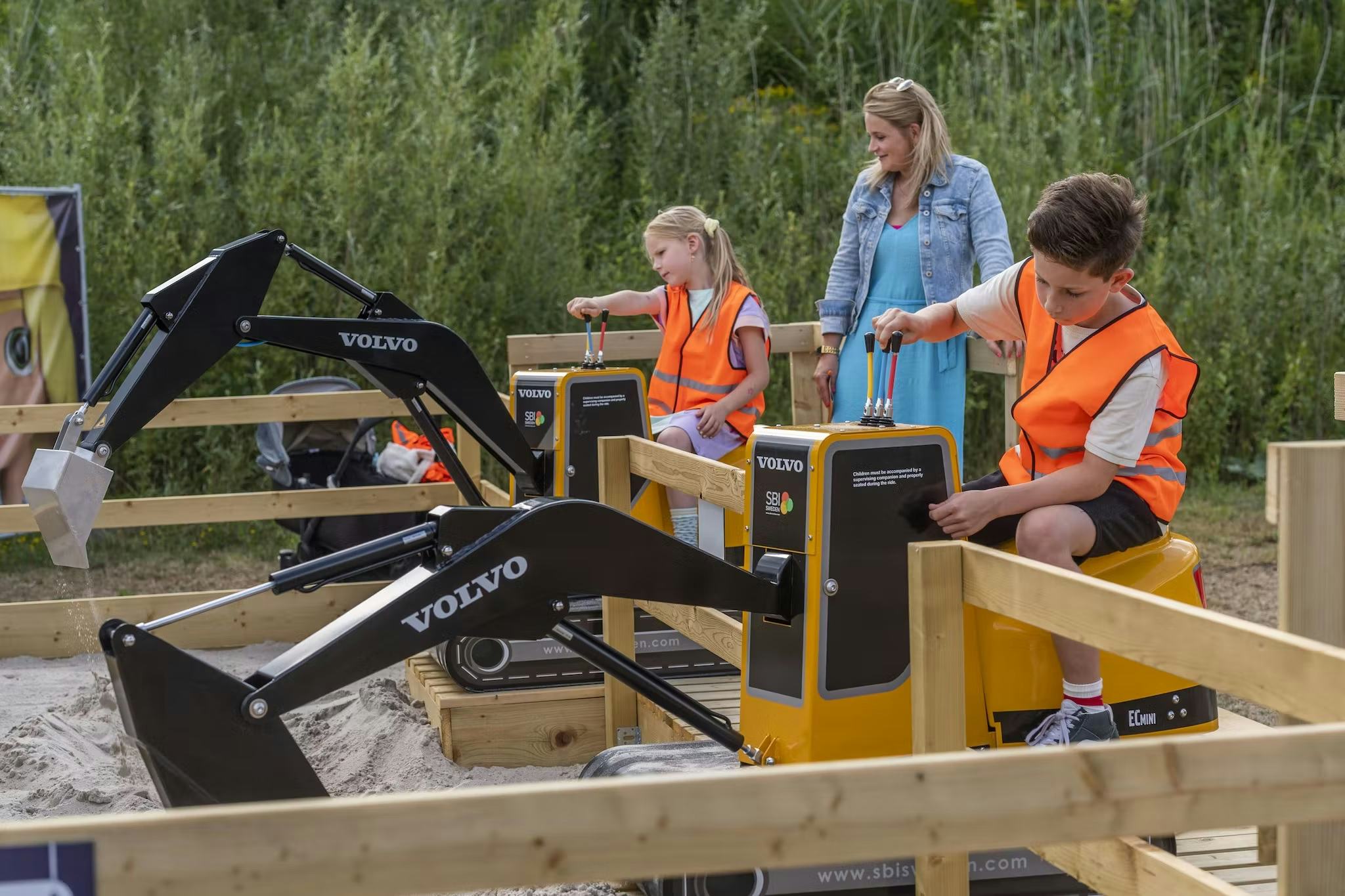 Kinderen leren spelenderwijs meer over de bouwsector. (Foto's: Bouwend Nederland)