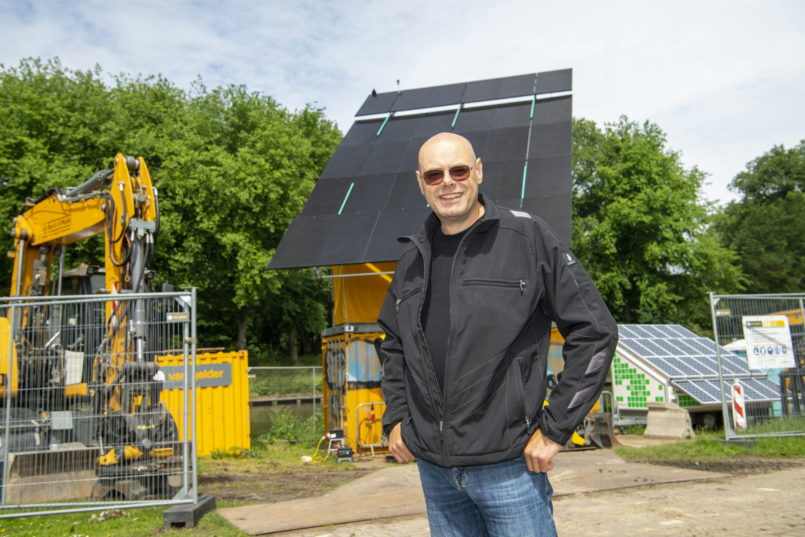 Remco Kok voor een van de twee Zonnekoningen. ‘De mannen zijn aan het eind van de werkdag minder moe.’ (Foto’s: Cor Salverius)