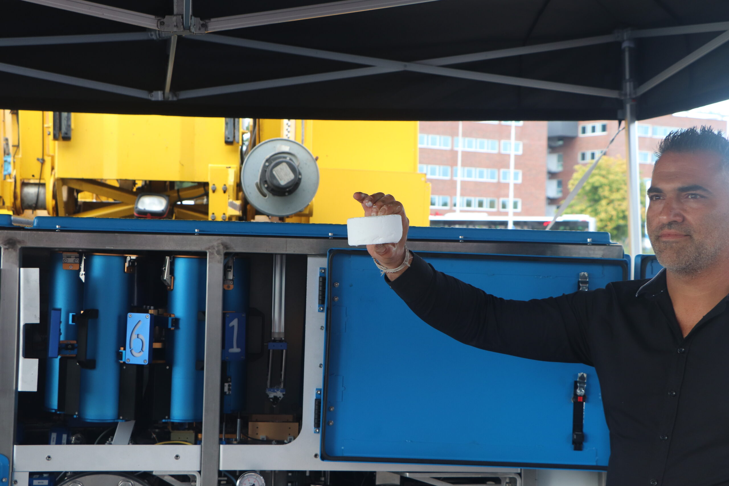 Een technical engineer van Electriq Global toont een tablet met waterstofpoeder. (Foto’s: Henk Wind).