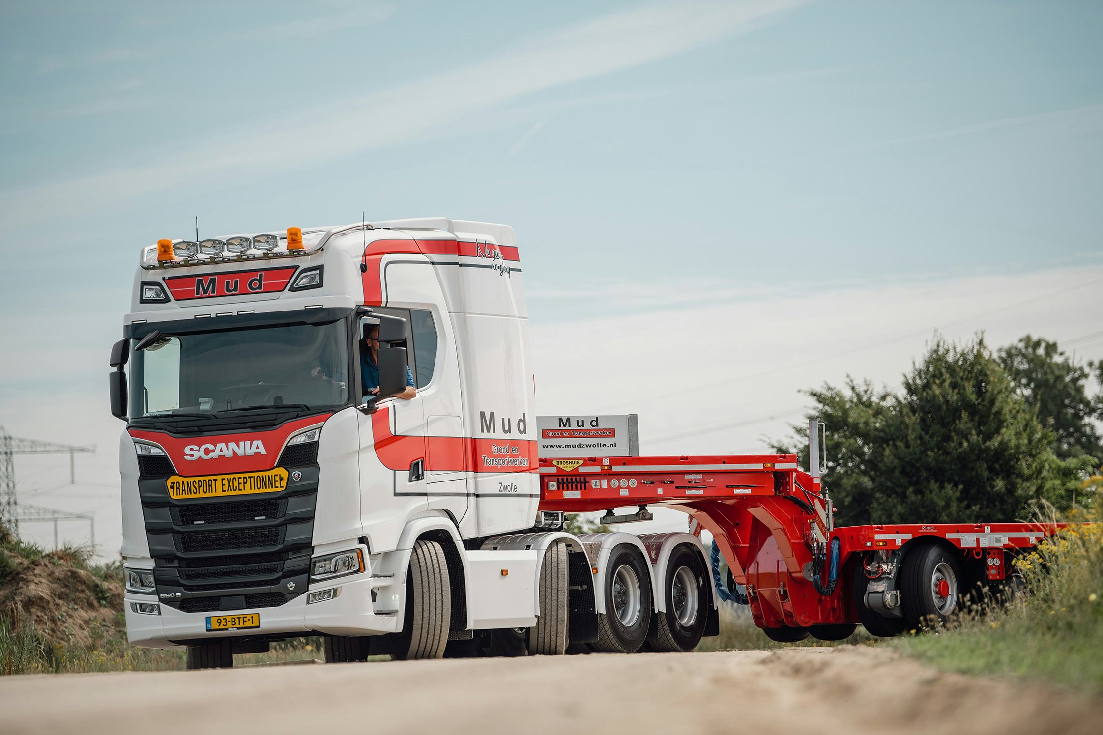 Mud Grond- en Transportwerken neemt nieuwe Scania zwaar transporttrekker in gebruik