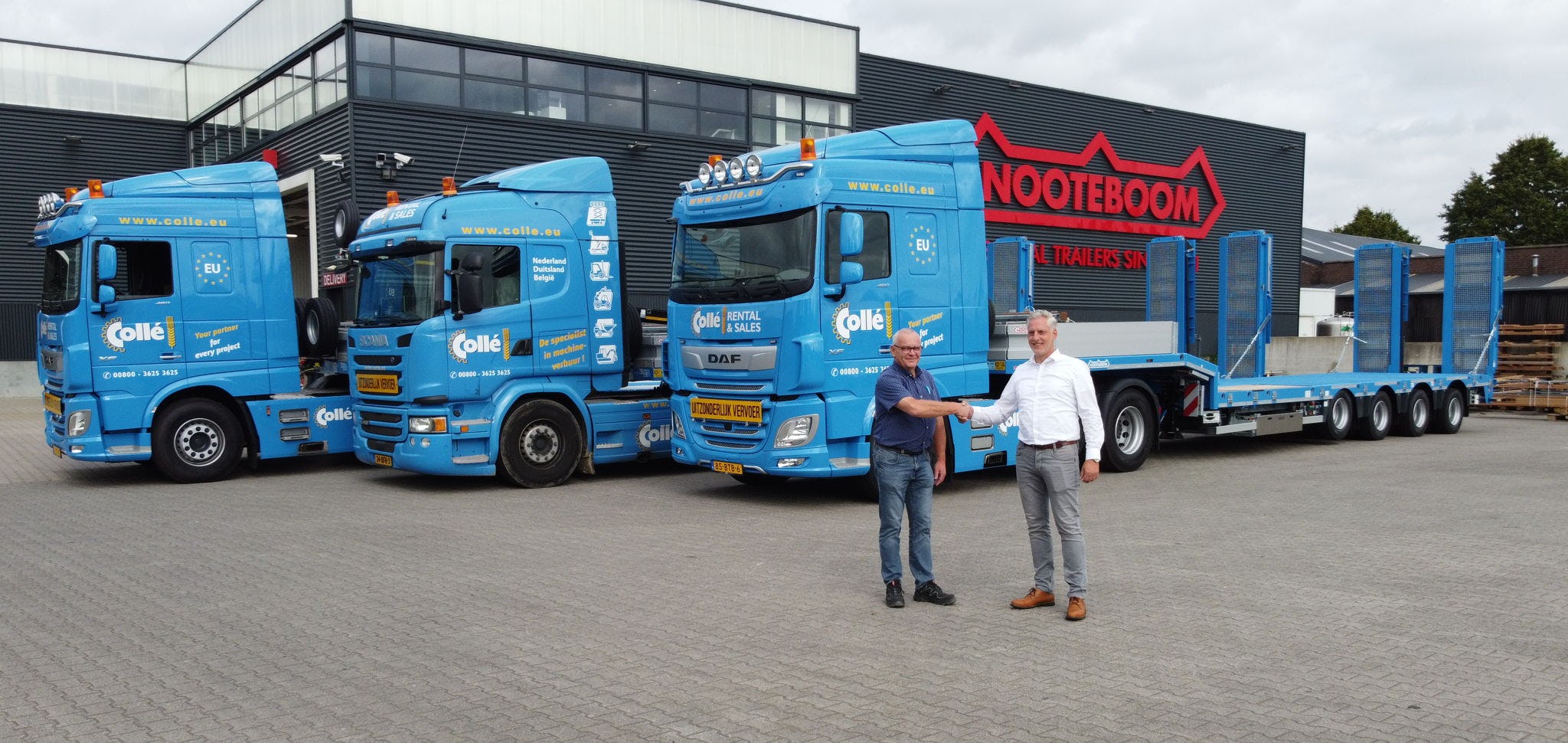Remy Bergenhuizen (links op foto), wagenparkbeheerder bij Collé Rental & Sales, neemt de eerste drie semidiepladers in ontvangst van de in totaal 26 stuks uit handen van Johan Visschers, verkoopadviseur bij Nooteboom Trailers. - Foto: Nooteboom Trailers