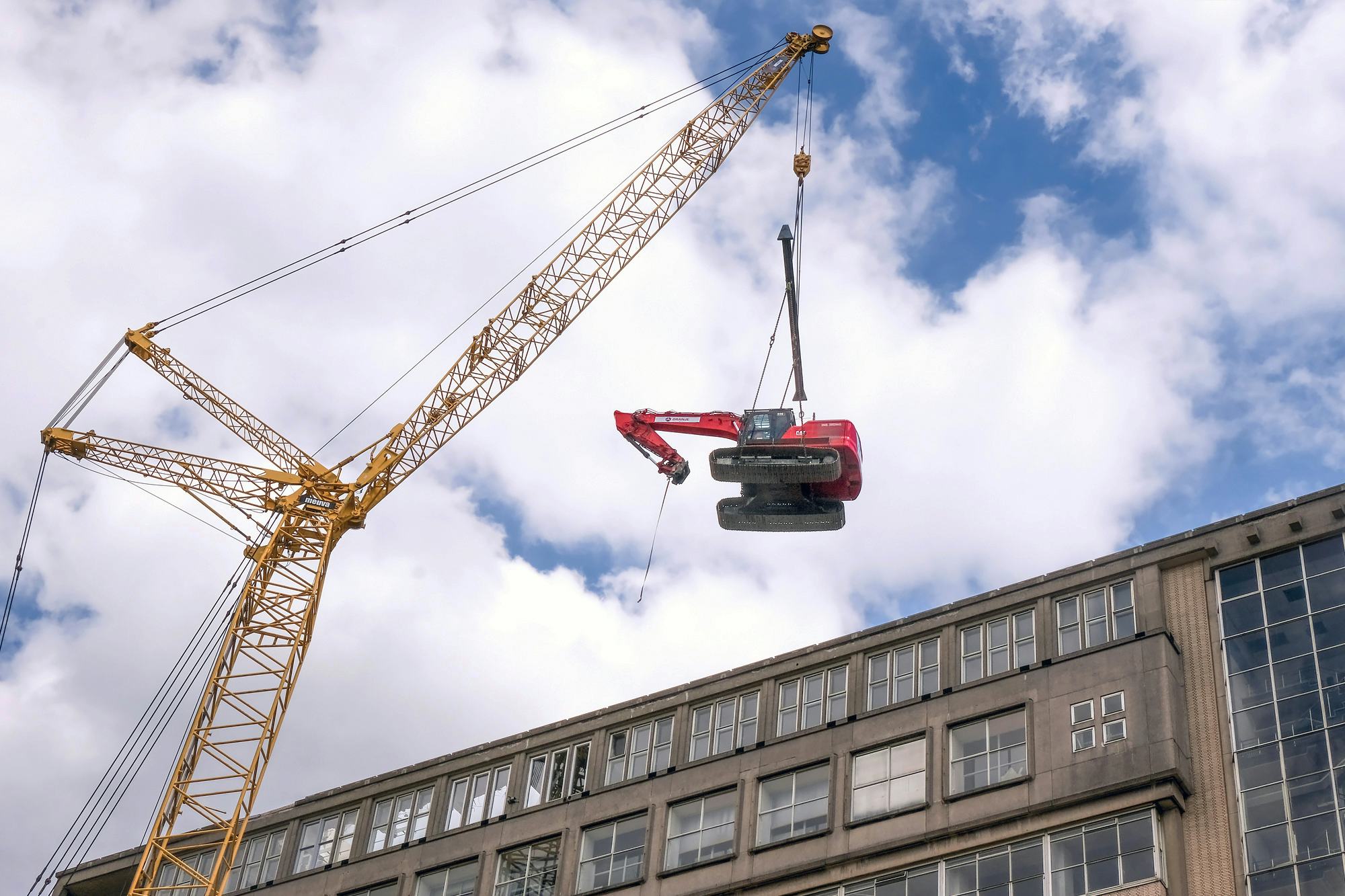 De Kobelco CKE2500-G vakwerkkraan heeft geen moeite met de 25-tons Cat, in feite is er nog 11 ton reserve. 