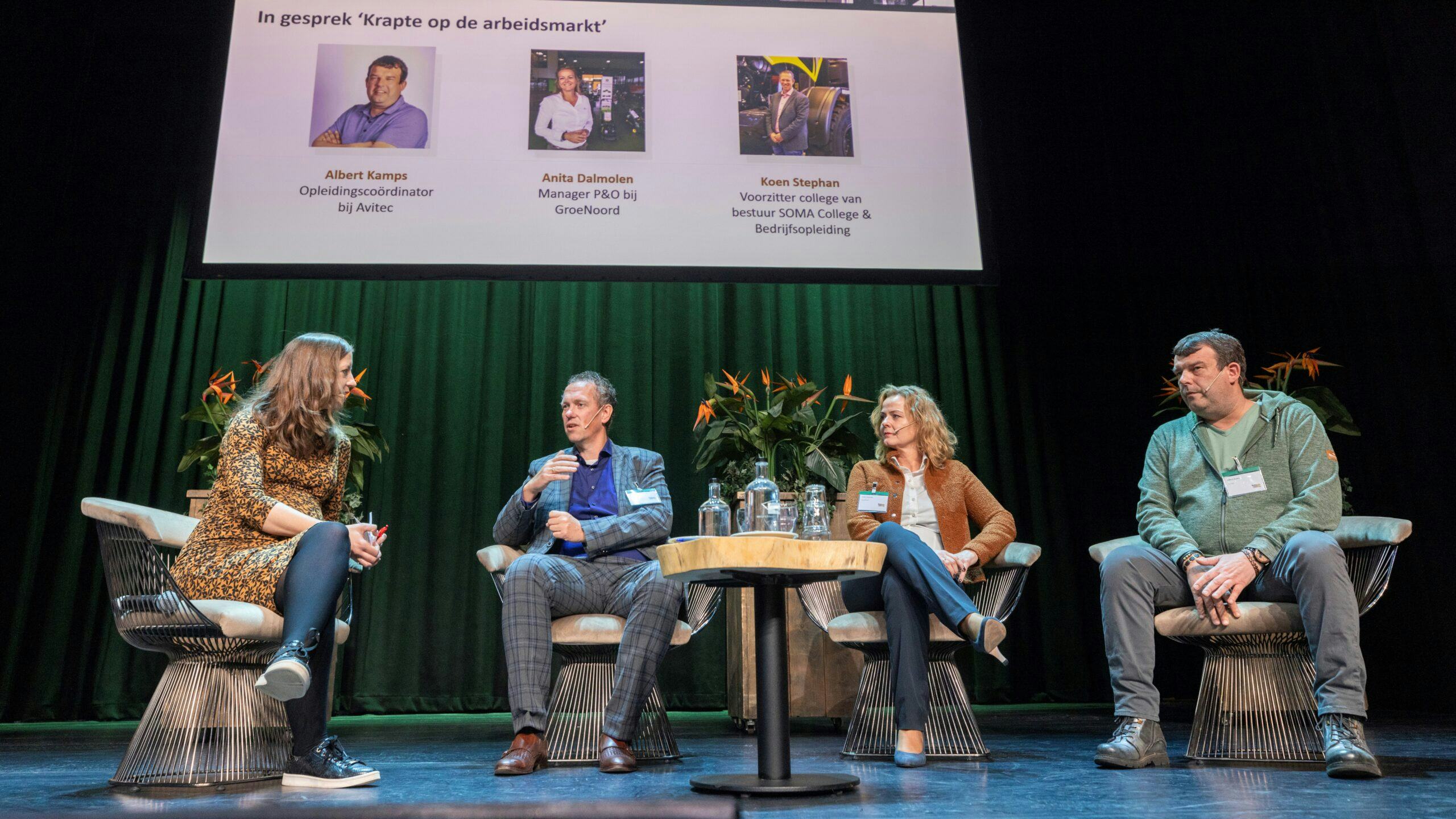 Dagvoorzitter Sandy Nijhuis (links) in gesprek met Koen Stephan, Anita Dalmolen en Albert Kamps over de krapte op de arbeidsmarkt. (Foto's: Koos Groenewold)