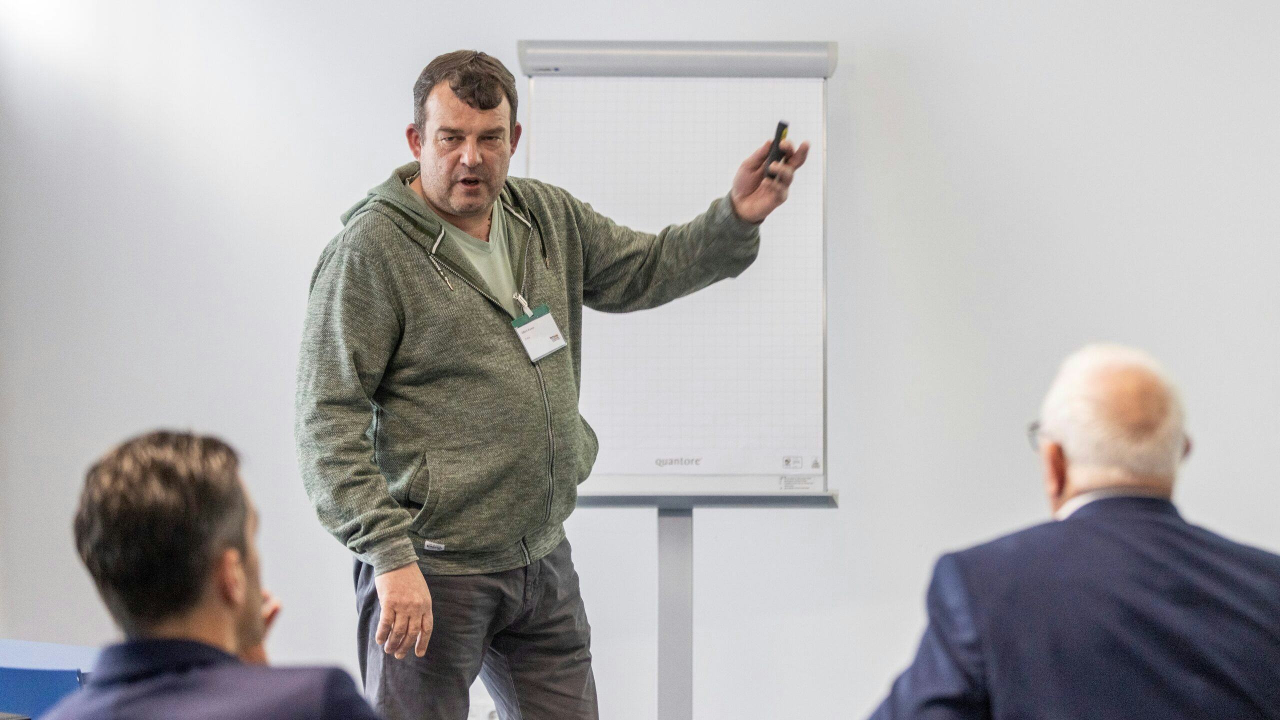 Albert Kamps vertelt op de BouwMachines Kennisdag wat Avitec doet om werknemers aan te trekken en te behouden. Kamps is als opleidingscoördinator bij het bedrijf nauw betrokken bij de Avitec Academy.