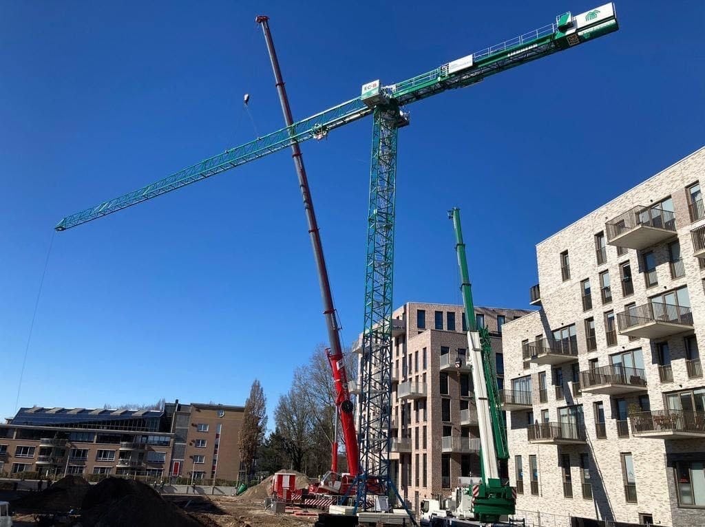 Nieuwe Liebherr 370 EC-B12  opgebouwd bij Hegeman