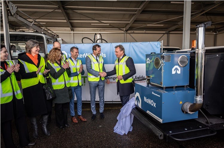 Minister Mark Harbers schudt Ron Frazer (directeur VolkerWessels Materieel & Logistiek) de hand na onthulling van het NoNOx filter. (Foto's: León van Dorp)