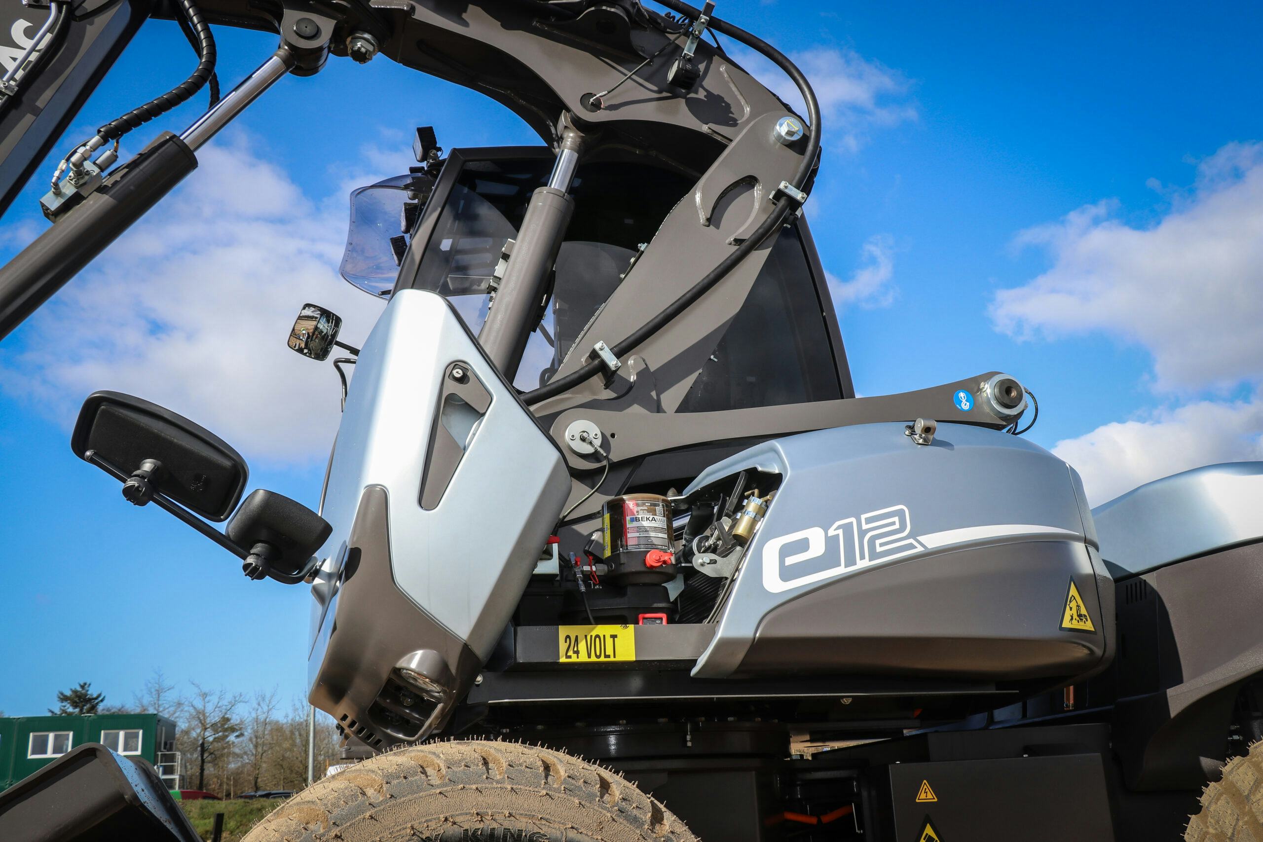 Vrijwel alle techniek zit in de onderwagen. In de bovenwagen treffen we het ventielenblok, achter de open te klappen kap is ruimte voor een automatische smering.