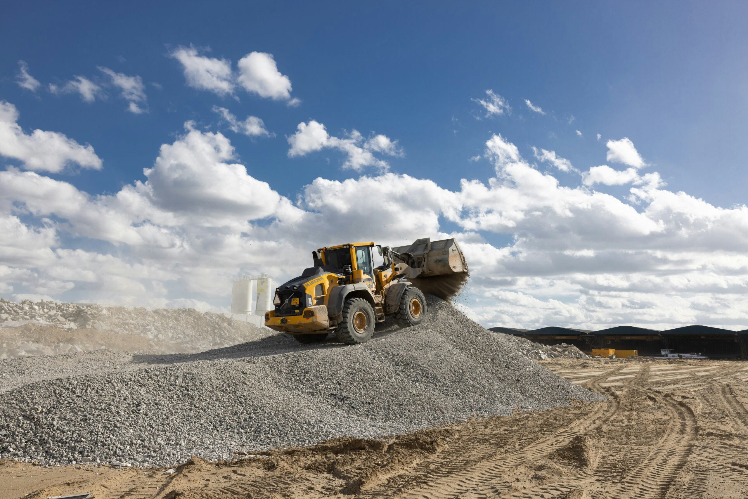 Met de wiellader Volvo L120H wordt 20.000 ton granulaat in depot gezet voor hergebruik op locatie. 