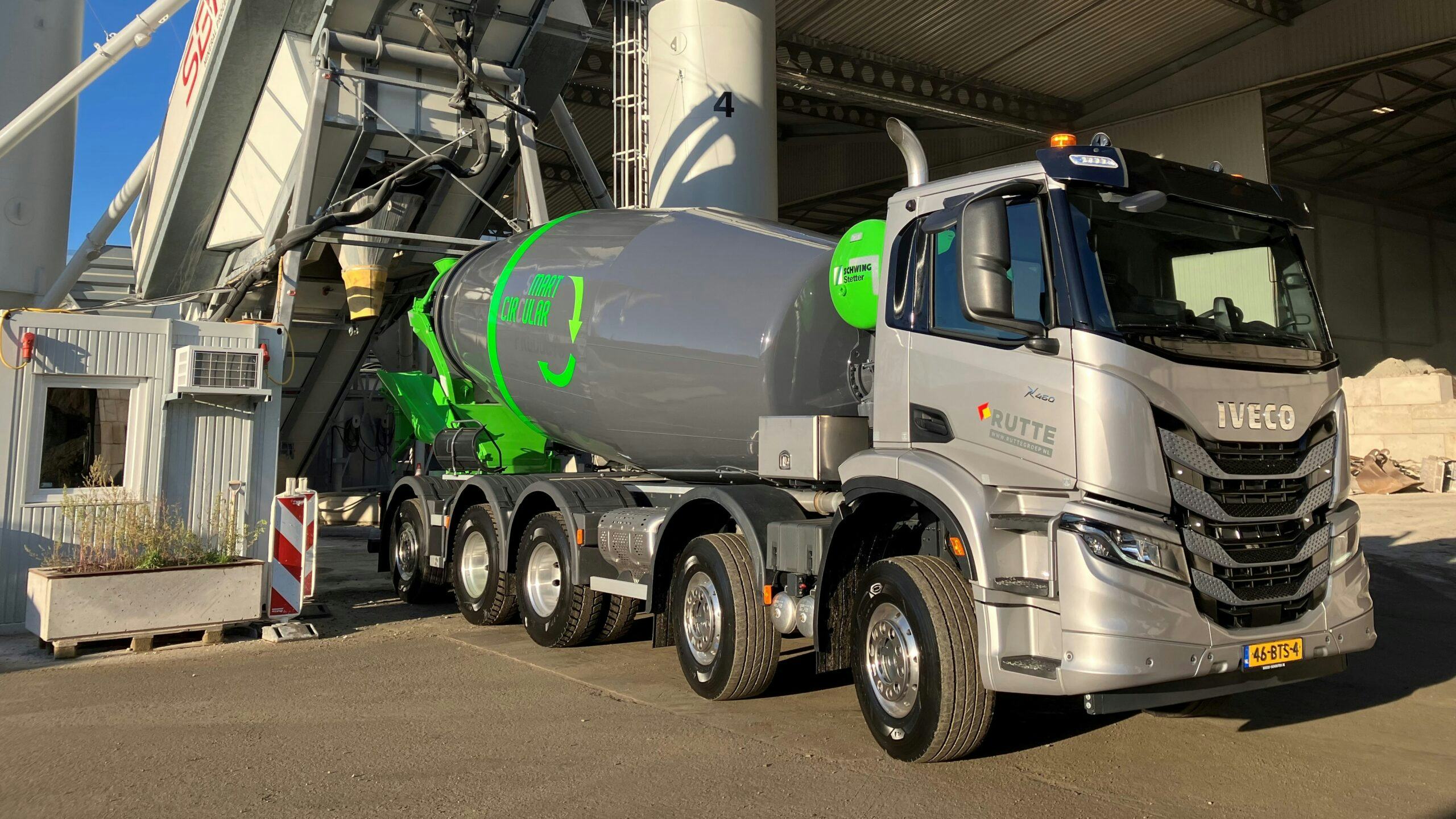 De Iveco X-Way 10x4 als betonmixer. (Foto's: Iveco)