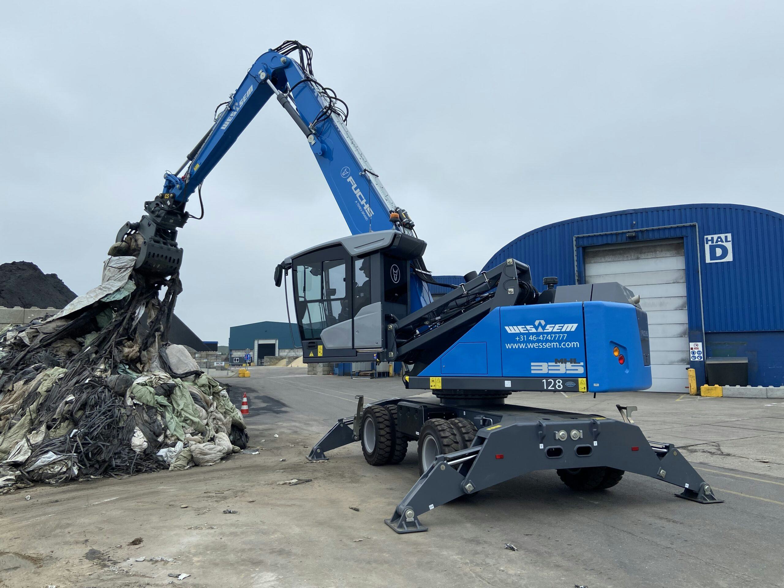 Tweede Fuchs MHL335F voor Wessem Port Services