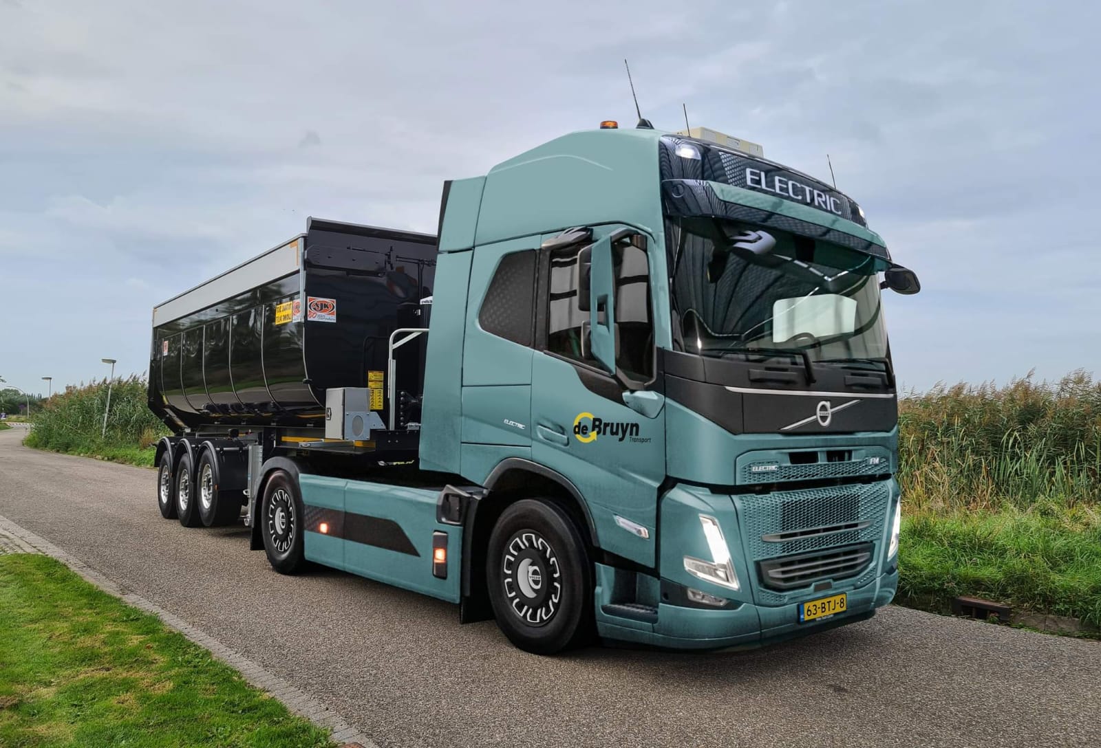 Veel lokale sloopbedrijven en aannemers doen hun transport van oudsher zelf en die markt blijft veelal ongewijzigd. De Bruyn transport in Oudewater iheeft geïnvesteerd in twaalf elektrische vrachtwagens, die nu rijden of in de loop naar februari 2024 de weg op komen.