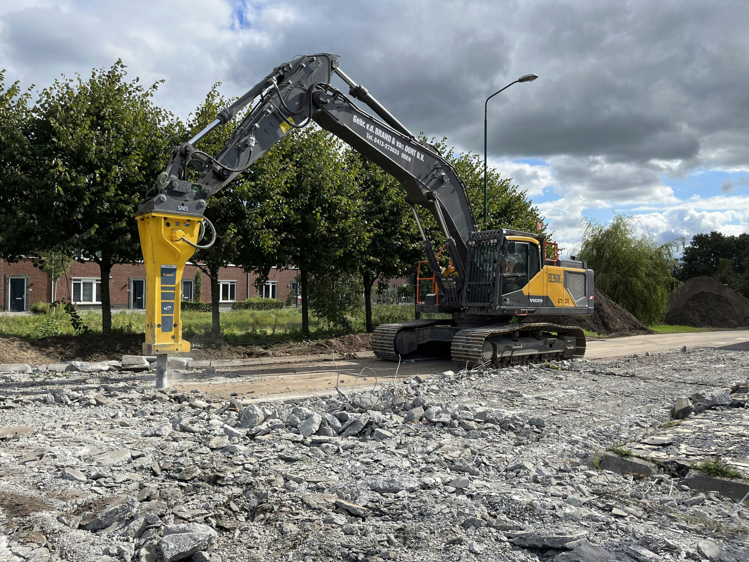 Voor het breken van het beton worden Epiroc-sloophamers met botte beitels gebruikt. (Foto's:  Henk Wind en Merijn Koelink)