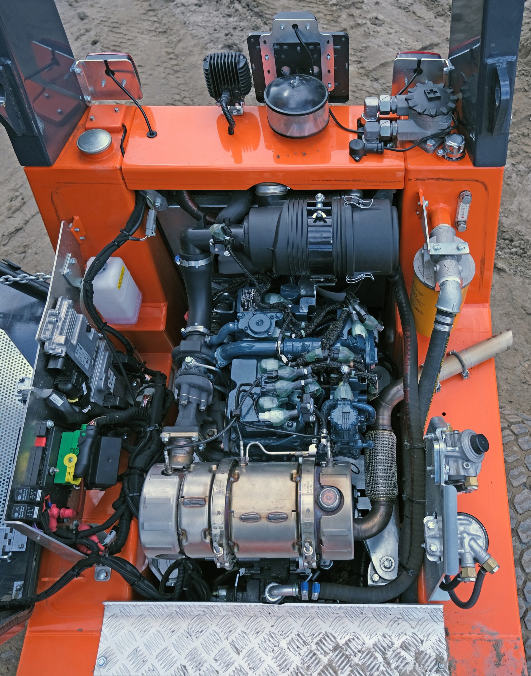 De 1.498 cm³ Kubota V1505CR-T viercilinder diesel is goed voor 33 kW/44 pk en staat bekend als onverwoestbaar. 