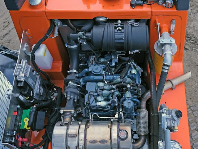 De 1.498 cm³ Kubota V1505CR-T viercilinder diesel is goed voor 33 kW/44 pk en staat bekend als onverwoestbaar.