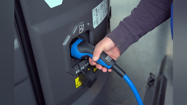 Rechts naast het goed geplaatste laadcontact vertelt een sticker hoe het koppelen in zijn werk gaat. Handig bij een eerste kennismaking, bijvoorbeeld in de verhuur.