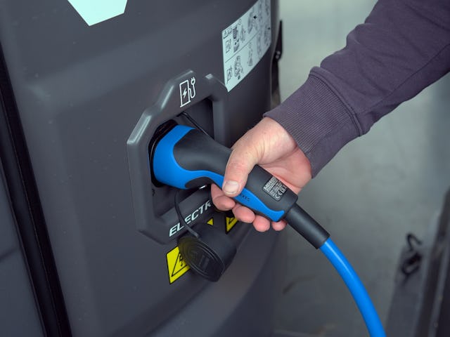 Rechts naast het goed geplaatste laadcontact vertelt een sticker hoe het koppelen in zijn werk gaat. Handig bij een eerste kennismaking, bijvoorbeeld in de verhuur.