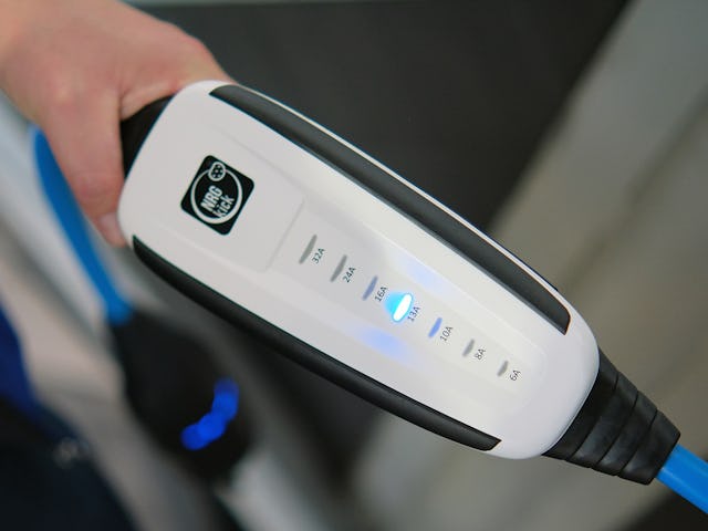 De boordlader vertelt via blauwe lampjes hoe ver het opladen is gevorderd.