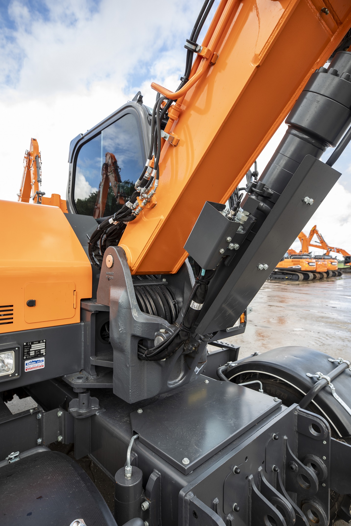 Ooit typisch Doosan en nu typisch Develon: solide beschermplaten voor kwetsbare delen.