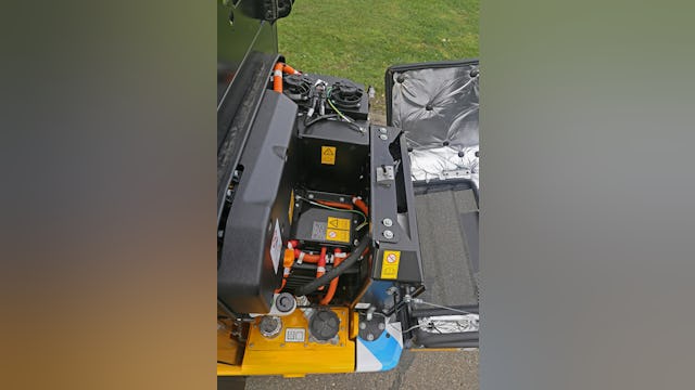 Een achterwaarts scharnierende kap maakt het motorcompartiment toegankelijk. De voor dagelijkse controles van belang zijnde onderdelen zijn uitstekend bereikbaar.